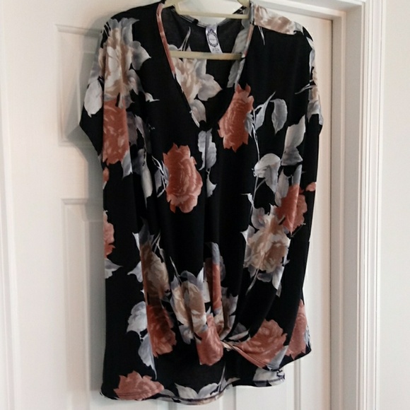 honey me Tops - Honey Me Size Large Floral Top ❤